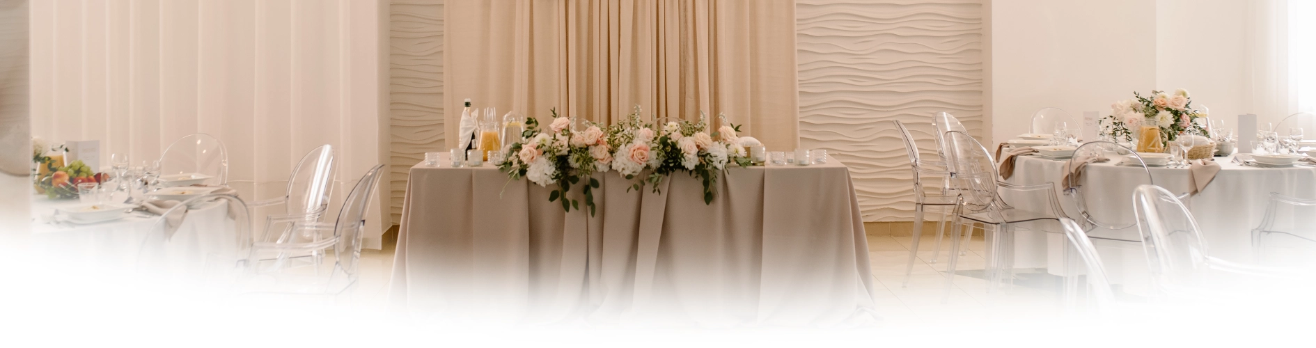 Udekorowane stoły weselne